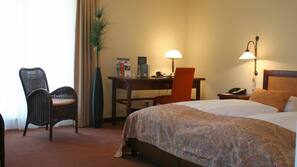 Hypo-allergenic bedding, in-room safe, desk, blackout curtains