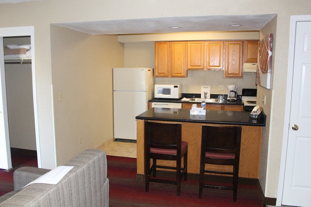 Hawthorn Suites by Wyndham Wichita East