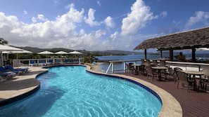 4 piscines extérieures, parasols de plage, chaises longues