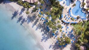 Plage privée, chaises longues, parasols, serviettes de plage