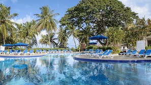 4 piscines extérieures, parasols de plage, chaises longues