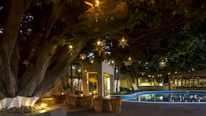 4 piscinas al aire libre, sombrillas