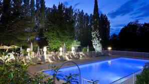 Piscine extérieure, parasols de plage, chaises longues