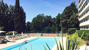 Piscine extérieure, parasols de plage, chaises longues