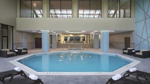 Piscina interna, funciona das 6h00 às 23h00, espreguiçadeiras