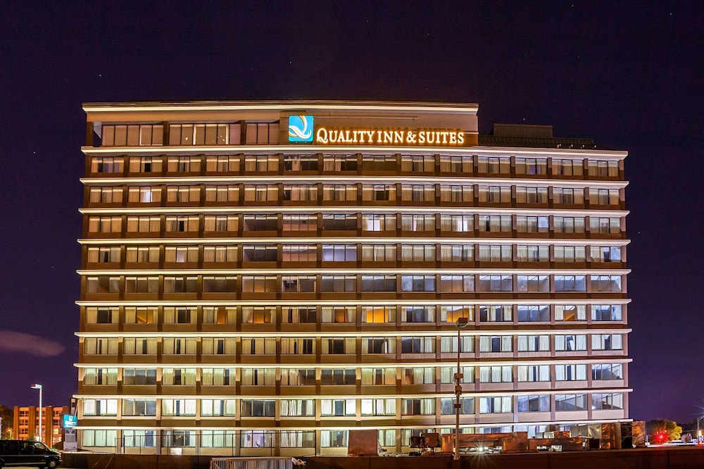 Quality Inn Suites Cincinnati Downtown In Cincinnati Hotel