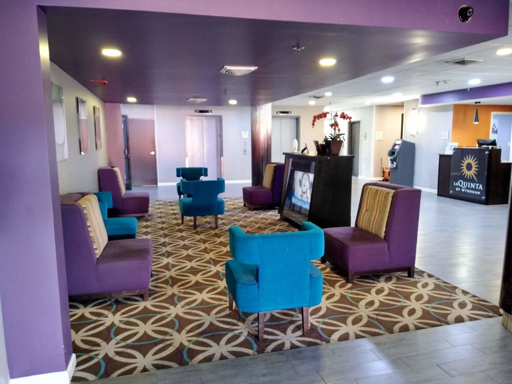 Lobby, La Quinta Inn & Suites by Wyndham Memphis Airport Graceland