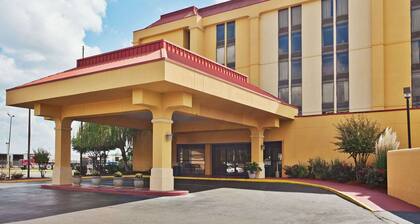La Quinta Inn & Suites by Wyndham Memphis Airport Graceland