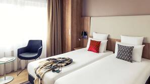 Minibar, coffre-forts dans les chambres, bureau, rideaux occultants
