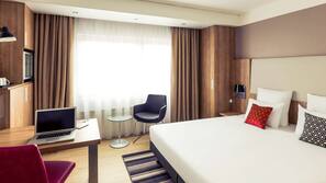 Minibar, coffre-forts dans les chambres, bureau, rideaux occultants