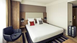 Minibar, coffre-forts dans les chambres, bureau, rideaux occultants
