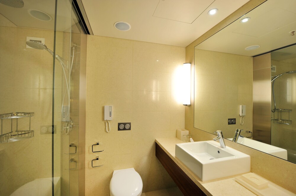 Bathroom, Hilton Sydney