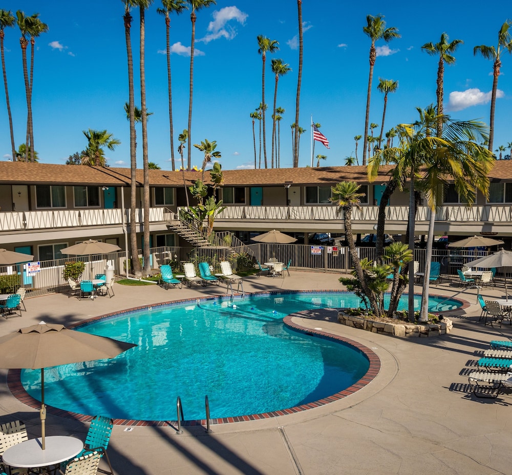 Outdoor pool, Kings Inn San Diego