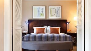 Hypo-allergenic bedding, minibar, in-room safe, desk