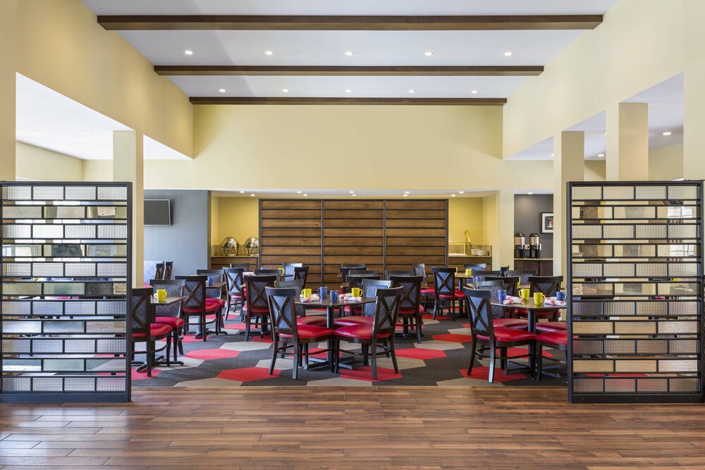 Breakfast area, Four Points by Sheraton Buffalo Grove