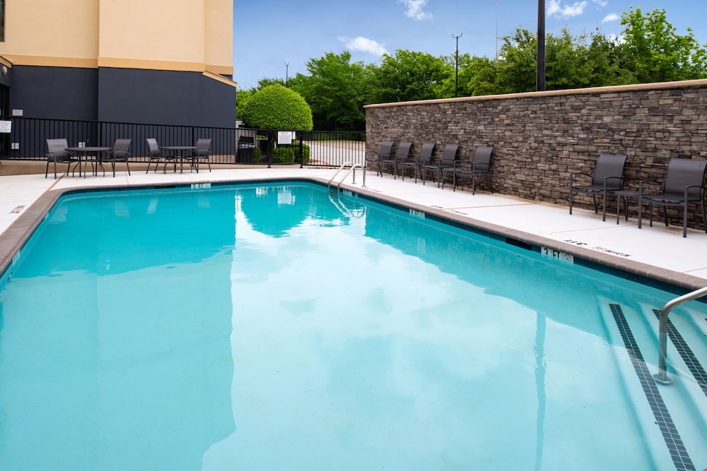 Fairfield Inn & Suites by Marriott Arlington Six Flags