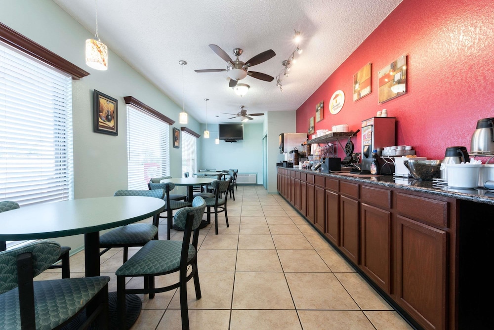 Breakfast area, Super 8 by Wyndham Waco/Mall area TX