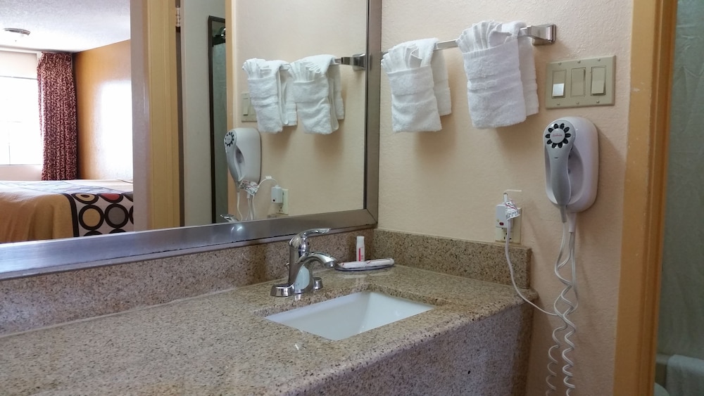 Bathroom, Super 8 by Wyndham Waco/Mall area TX