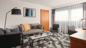 Ropa de cama hipoalergénica, minibar, caja fuerte y escritorio