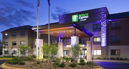 Holiday Inn Express Minneapolis - Golden Valley, an IHG Hotel