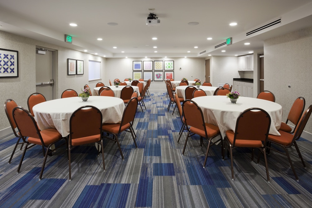 Holiday Inn Express Minneapolis - Golden Valley, an IHG Hotel