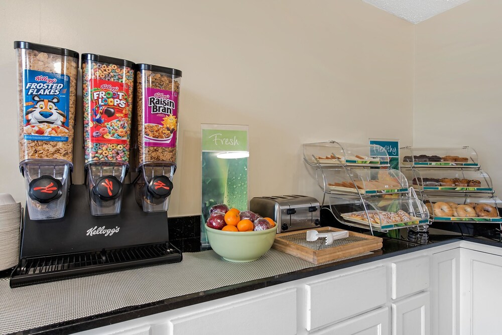 Breakfast area, Quality Inn & Suites Lafayette I-65