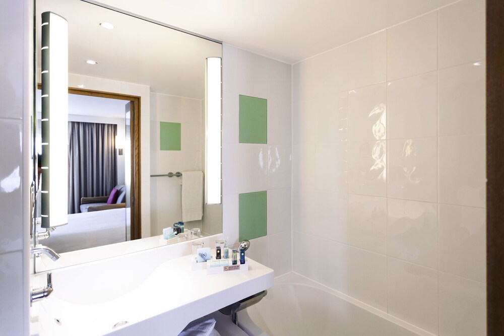 Bathroom, Novotel London West