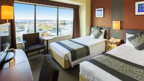 Hypo-allergenic bedding, in-room safe, desk, blackout drapes