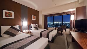 Hypo-allergenic bedding, in-room safe, desk, blackout drapes
