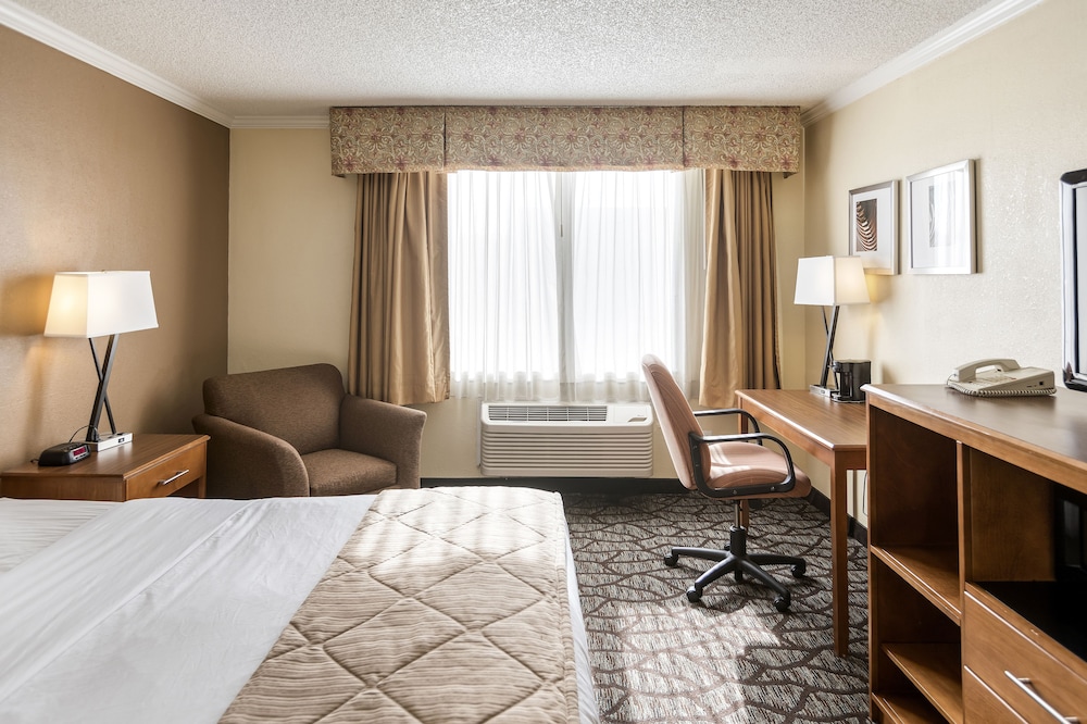 Clarion Hotel Detroit Metro Airport