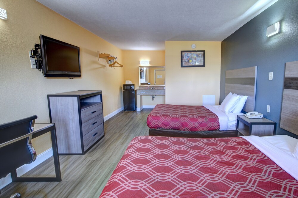 Econo Lodge at Military Circle