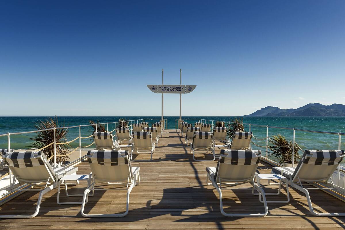 On the beach, white sand, sun-loungers, beach umbrellas