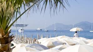 Chaises longues, parasols, serviettes de plage