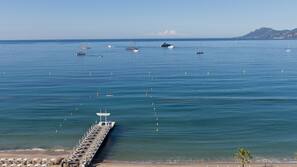 Chaises longues, parasols, serviettes de plage