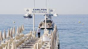 Chaises longues, parasols, serviettes de plage