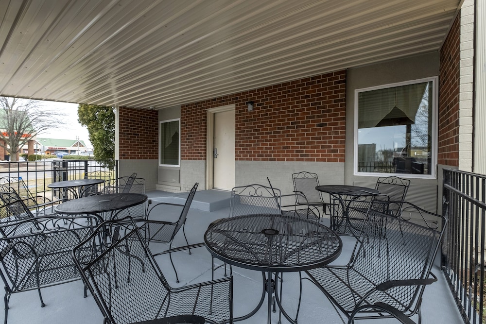 Terrace/patio, Red Roof Inn Leesburg