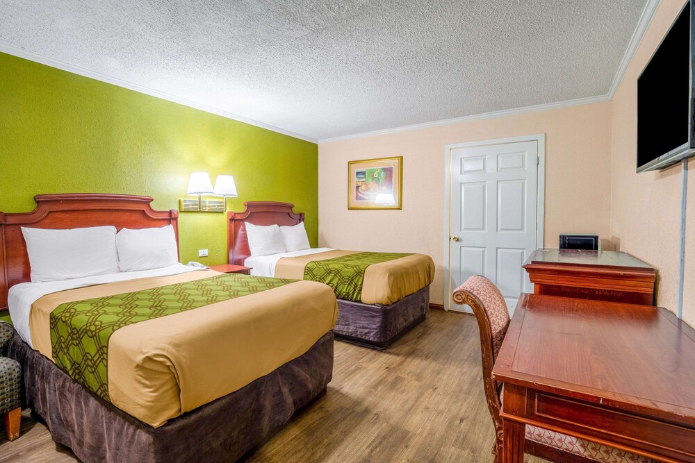 Rodeway Inn & Suites Fort Jackson