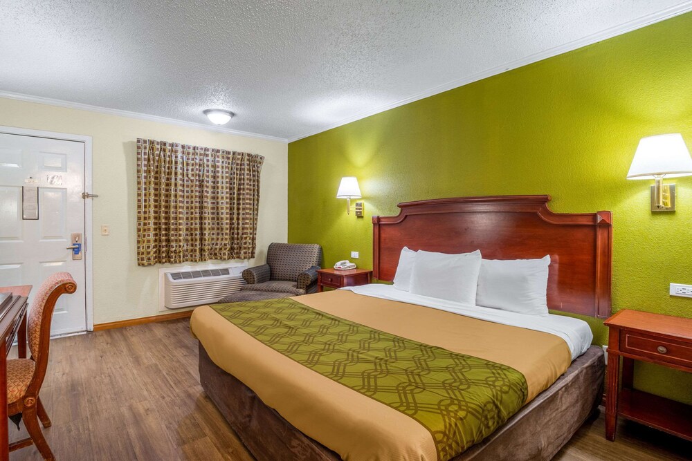 Rodeway Inn & Suites Fort Jackson