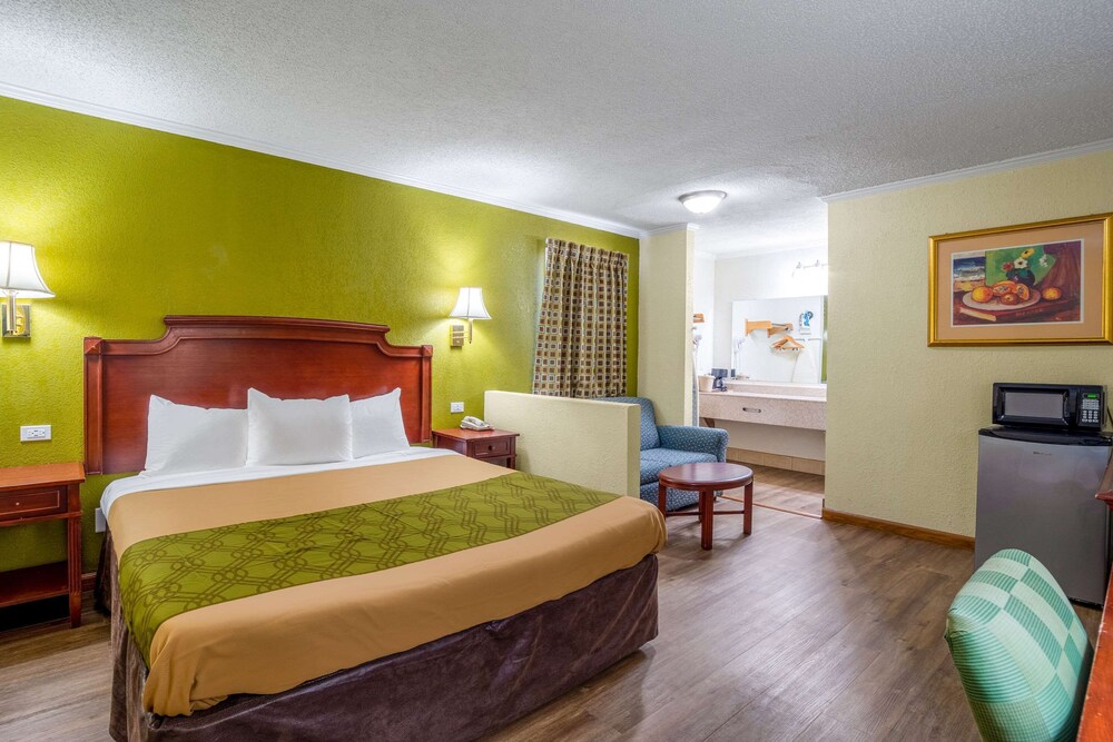 Rodeway Inn & Suites Fort Jackson