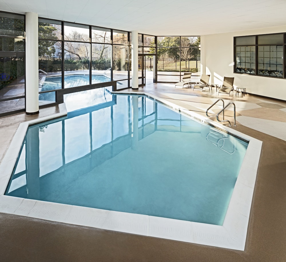 Indoor spa tub, Hilton Alexandria Mark Center