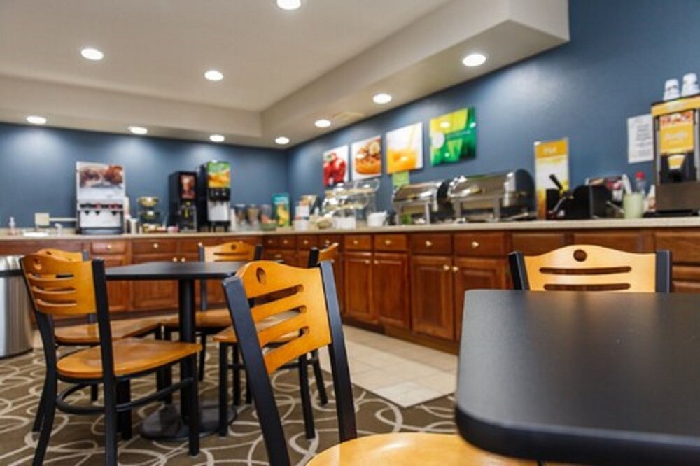 Breakfast area, Quality Inn Burlington near Hwy 34