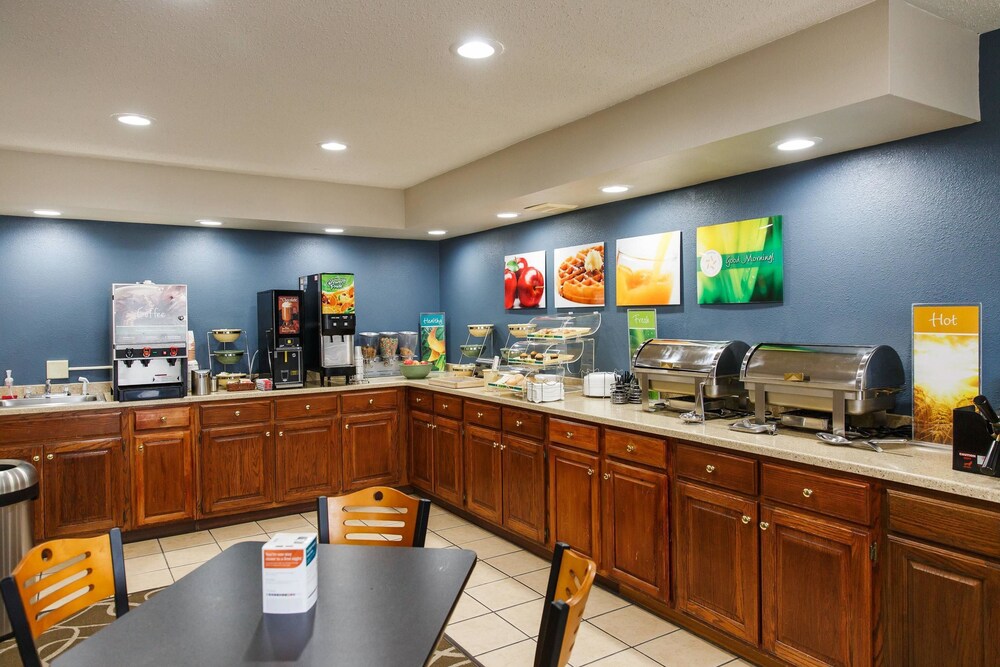 Breakfast area, Quality Inn Burlington near Hwy 34