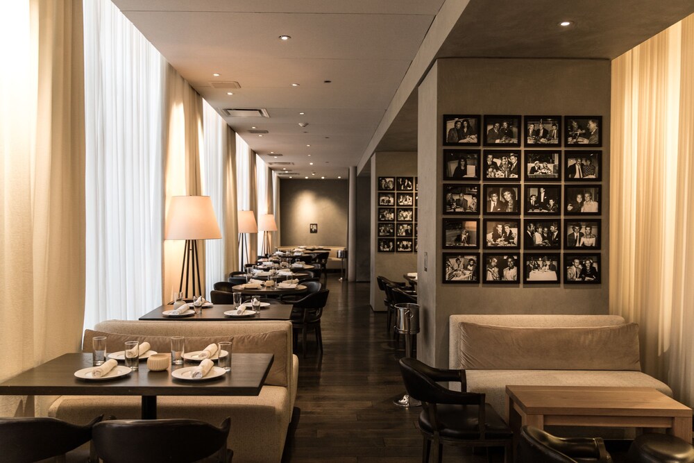 Family dining, Ambassador Chicago, part of JdV by Hyatt