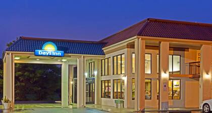 Days Inn by Wyndham Clinton