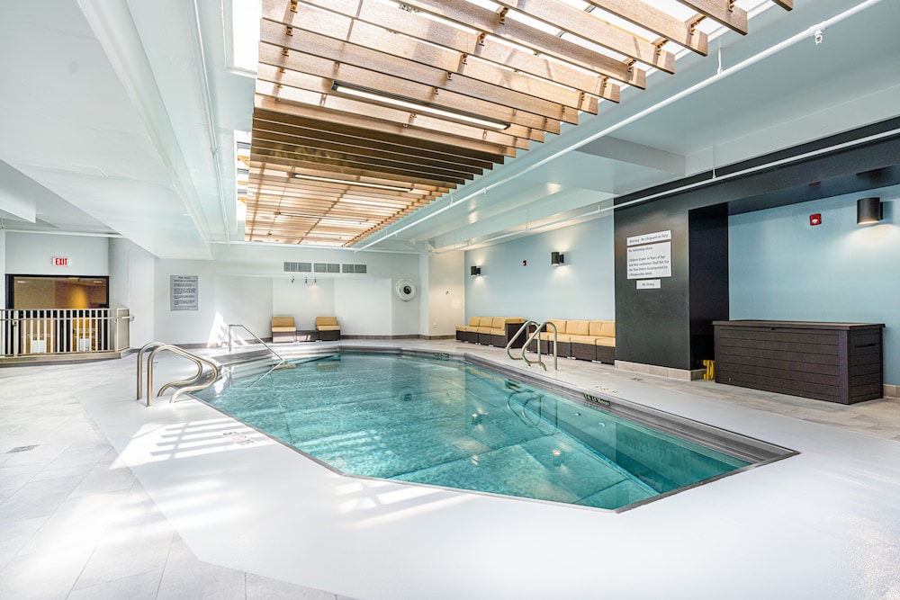 Indoor pool, Embassy Suites Indianapolis Downtown