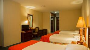 Hypo-allergenic bedding, in-room safe, desk, blackout curtains