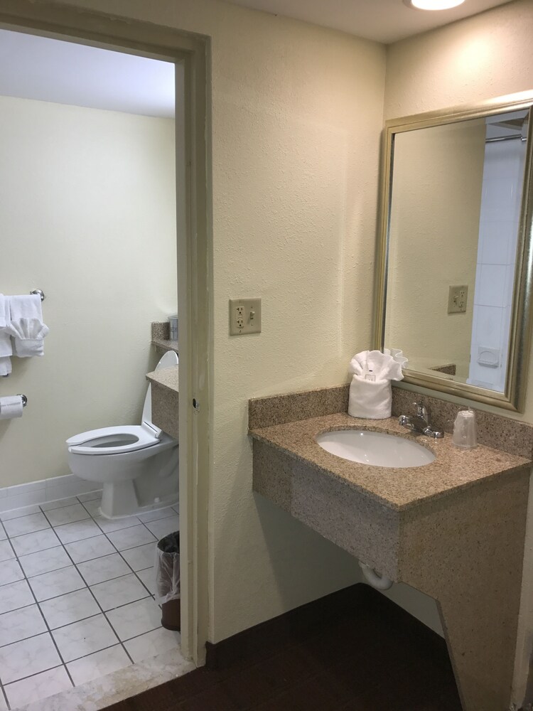 Clarion Hotel & Suites Hamden - New Haven