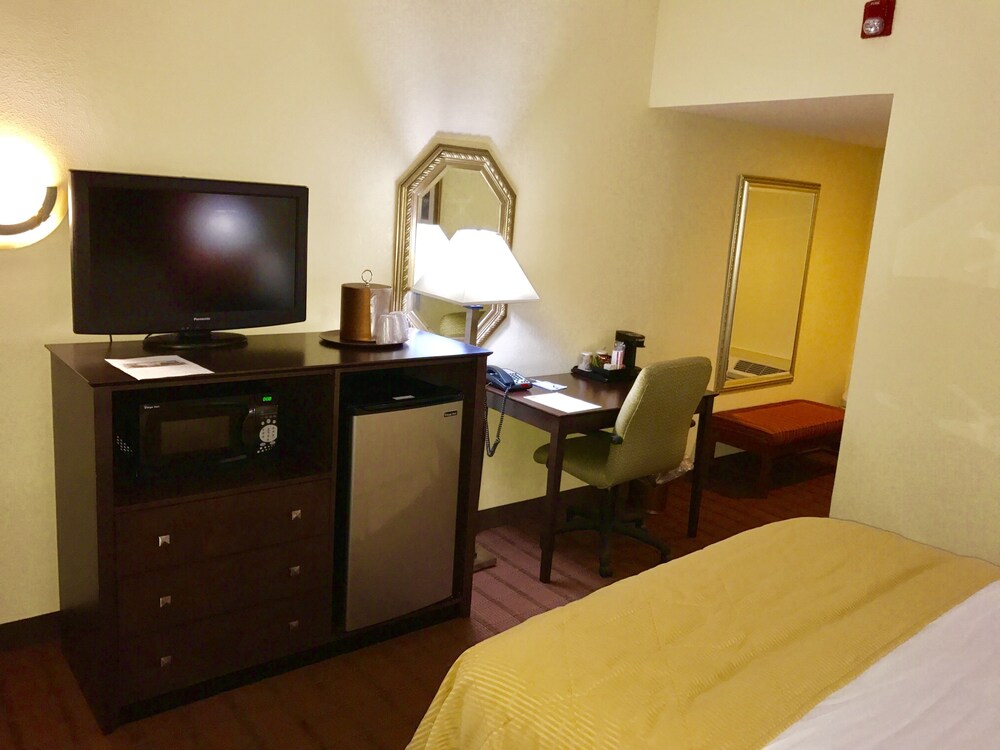 Clarion Hotel & Suites Hamden - New Haven