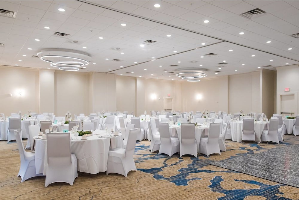 Indoor wedding, Delta Hotels by Marriott Utica