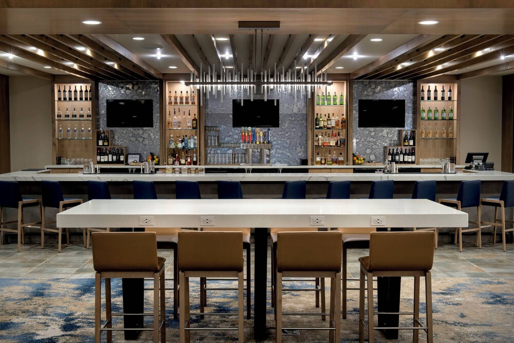 Bar (on property), Delta Hotels by Marriott Utica